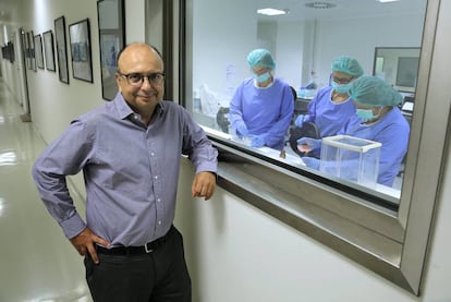 Ignacioa Escuder, padre de una niña con una enferemdad rara, frente a la instalaciones del hospital donde preparan el medicamento que toma su hija el miércoles pasado.