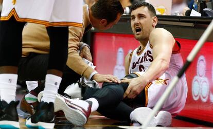 Bogut, en el momento de su lesión en el Cleveland-Miami.