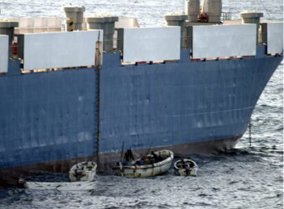 Fotografía proporcionada por la armada de EE UU en el que se ve las embarcaciones de los piratas amaradas a la proa del carguero Faina.