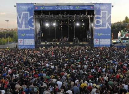 Miles de personas acudieron a la edición de MetroRock celebrada en 2007 en el parque Juan Carlos I.