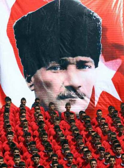 Cadetes del Ejército turco forman delante de un gran mural del fundador de la Turquía moderna, Kemal Ataturk.
