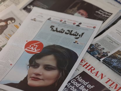 Una fotografía de Mahsa Amini, el sábado, en un periódico iraní.