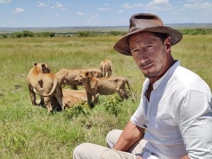 Jorge Alesanco posa junto a la manada de leones con la que convive en la sabana.