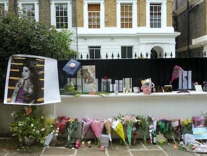La casa de Amy Winehouse, en los d&iacute;as siguientes a la muerte de la cantante.