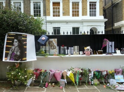 La casa de Amy Winehouse, en los d&iacute;as siguientes a la muerte de la cantante.