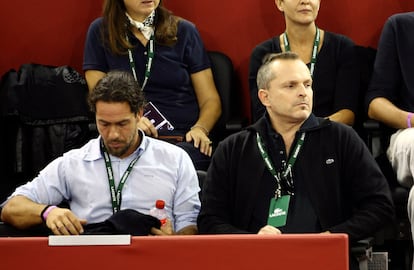 Nacho Palau y Miguel Bosé, durante uno de los partidos del Mutua Madrid Open en octubre de 2008.