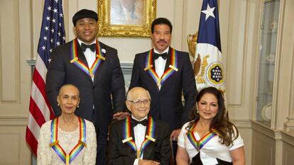 L Cool J, Lionel Richie, Carmen de Lavallade, Norman Lear y Gloria Estefan posan con sus galardones.