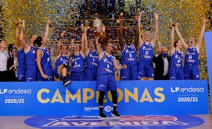 El Perfumerías Avenida celebra la conquista de su séptima Liga. feb