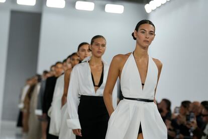 Varias modelos, encabezadas por Vittoria Ceretti, en el desfile de Max Mara, el 19 de septiembre en la semana de la moda de Milán.