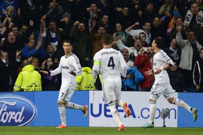 Ronaldo celebra el 1 a 0 con Ramos y Özil.