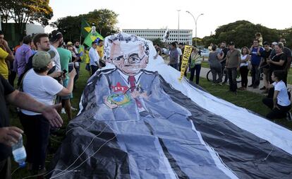 Manifestantes ocupam a frente do STF após decisão do ministro Marco Aurélio Mello que mandou soltar todos os condenados em segunda instância, no dia 19 de dezembro de 2018. A decisão seria suspensa pelo presidente do Supremo, Antonio Dias Toffoli.