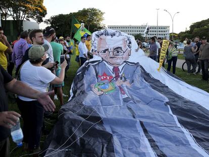 Manifestantes ocupam a frente do STF após decisão do ministro Marco Aurélio Mello que mandou soltar todos os condenados em segunda instância, no dia 19 de dezembro de 2018. A decisão seria suspensa pelo presidente do Supremo, Antonio Dias Toffoli.