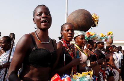 Bailarinas vestidas con las ropas tradicionales de Sudán del Sur cantan durante la llegada del Papa a Juba, este viernes.