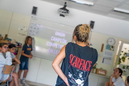 En la imagen, varios alumnos aprenden rimas para utilizarlas en las pequeñas competiciones que se realizan en el aula tras los talleres de rap.
