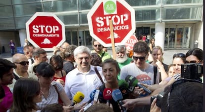Miembros de la PAH, ante los juzgados de Valencia esta mañana.