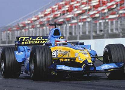 El monoplaza de fórmula 1 que conduce Fernando Alonso, rodando en la recta del circuito catalán de Montmeló.