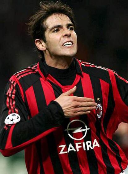 Kaká celebra un gol con el Milan en la Liga de Campeones.
