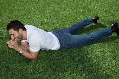 Miguel Ángel Silvestre posa en exclusiva para ICON de la forma más relajada posible. Viste vaqueros Levi’s, camiseta Zara y botines The Kooples. En la muñeca, reloj Santos de Cartier de acero y oro con brazalete intercambiable.