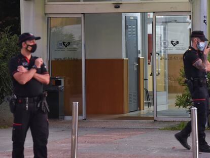 Dos agentes de la Ertzaintza durante el dispositivo de seguridad organizado tras el tiroteo en la UPV, en Bizkaia.