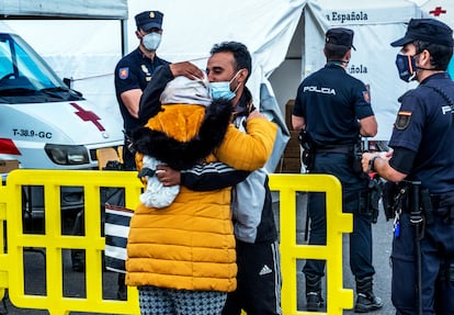 Reencuentro familiar en el muelle de Arguineguín, donde esta semana se ha intensificado el ir y venir de familiares en busca de sus parientes.