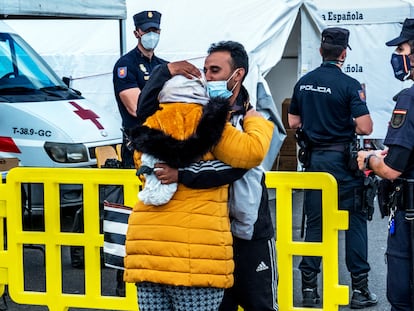 Reencuentro familiar en el muelle de Arguineguín, donde esta semana se ha intensificado el ir y venir de familiares en busca de sus parientes.