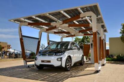 Aparcamiento cubierto con paneles solares para la recarga de coches en BMW. 