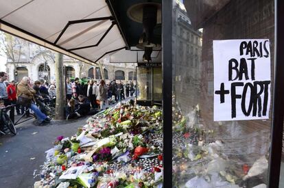 'París late más fuerte', un mensaje aparecido en uno de los altares improvisados creados por los ciudadanos en los lugares de los atentados.