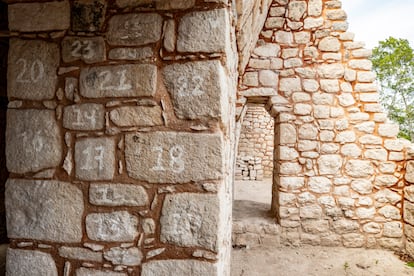 Números asignados para el trabajo de conservación y restauración en el ala este de la Acrópolis en Ek Balam, (Yucatán).