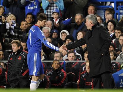 El entrenador del Chelsea, Carlo Ancelotti, ha sustituido a Torres en el minuto 65 de partido.