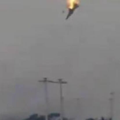 Fotografía sacada de una grabación de Al Arabiya que muestra un avión militar envuelto en llamas antes de estrellarse sobre Bengasi