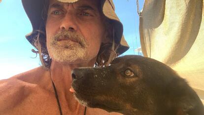Timothy Shaddok con su perra de mascota Bella, antes de naufragar.