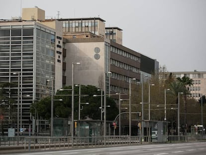 La Facultat de Física i Química de la UB, a la Diagonal de Barcelona, durant el confinament.