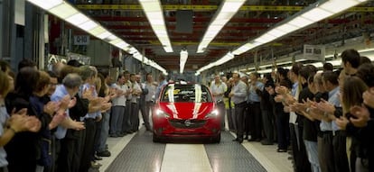 Empleados de la f&aacute;brica de General Motors Espa&ntilde;a en Figueruelas (Zaragoza). 