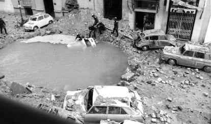 Cráter en la calle madrileña de Claudio Coello tras el atentado contra Carrero Blanco.