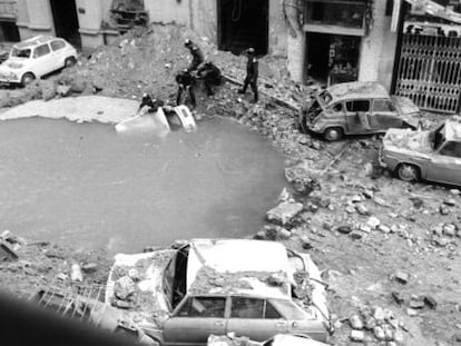 Cr&aacute;ter en la calle madrile&ntilde;a de Claudio Coello tras el atentado contra Carrero Blanco.