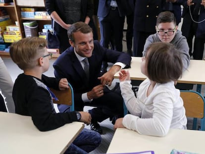 El presidente franc&eacute;s, Emmanuel Macron, en una escuela de la localidad francesa de Forbach, el primer d&iacute;a de curso