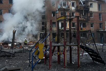 Un bombero intenta extinguir el fuego ocasionado por los bombardeos rusos, en la ciudad de Vishgorod, a las afueras de Kiev, Ucrania, este miércoles.