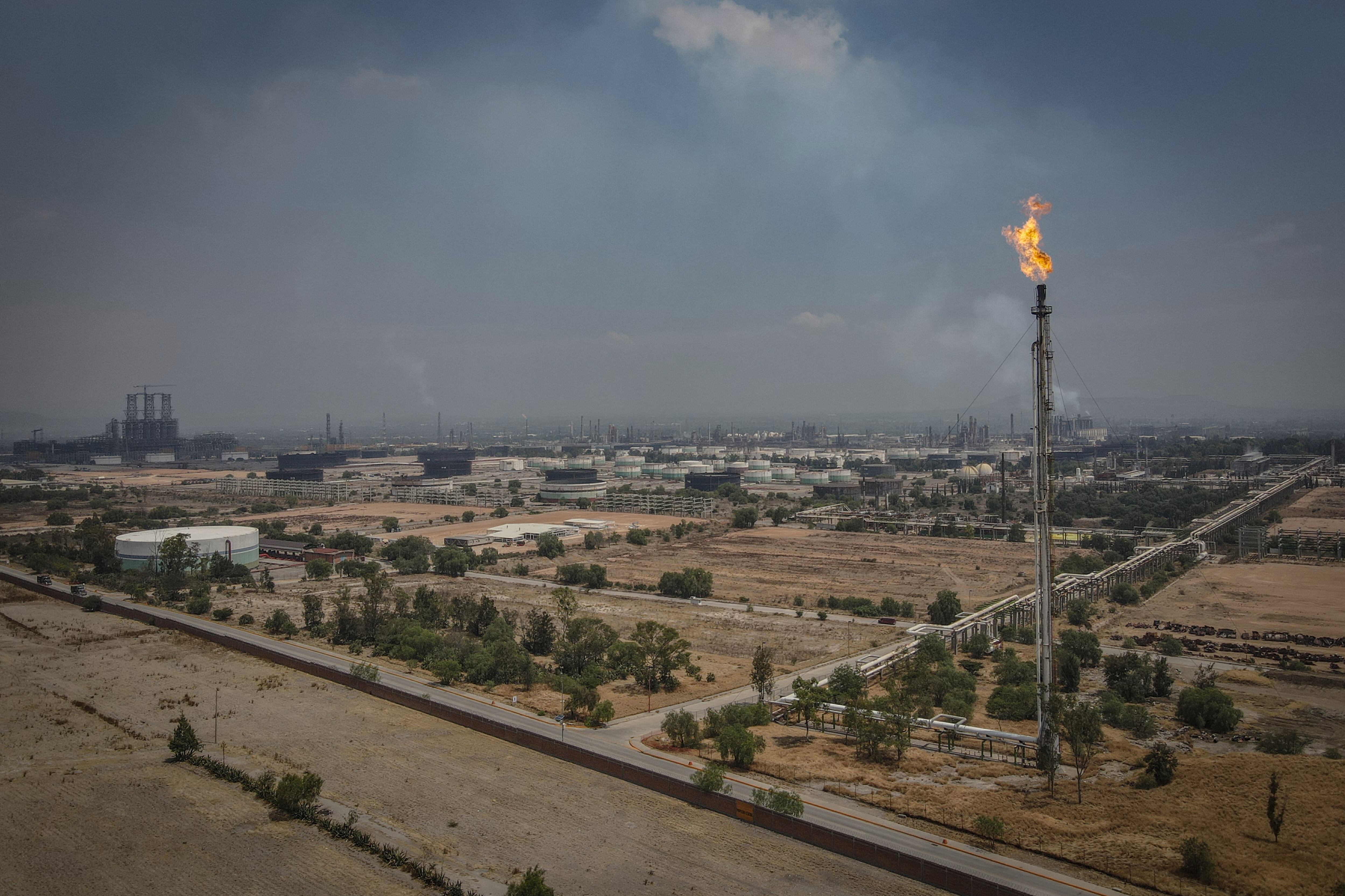 La actividad de la Refinería de Petróleos Mexicanos, en Tula, Hidalgo contribuye a la mala calidad del aire en el Valle de México. 