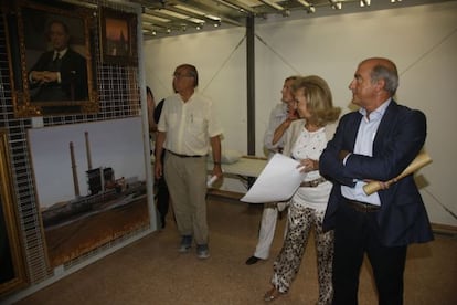 Los concejales Alfonso Novo y Mayrén Beneyto, con el arquitecto Álvaro Gómez Ferrer, en la visita al almacén