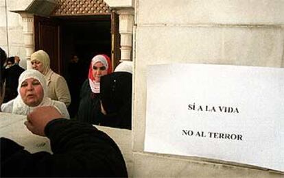Uno de los carteles contra el atentado en la mezquita del Centro Islámico de Madrid.
