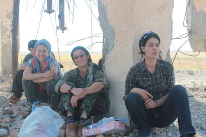 La comandante Arian, en el centro, en un descanso de la toma de Rojava. Con pañuelo azul, la documentalista española Alba Sotorra.