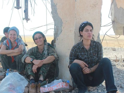 La comandante Arian, en el centro, en un descanso de la toma de Rojava. Con pañuelo azul, la documentalista española Alba Sotorra.