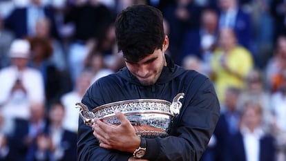 Alcaraz, el 9 de junio con el trofeo de Roland Garros en París.