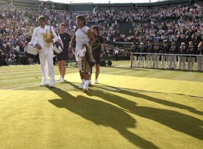 Roger Federer y Rafael Nadal tras la final de Wimbledon 2007 vencida por el suizo.