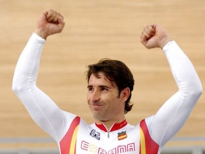 José Antonio Escuredo, en el podio olímpico de Atenas, donde fue plata en keirin.