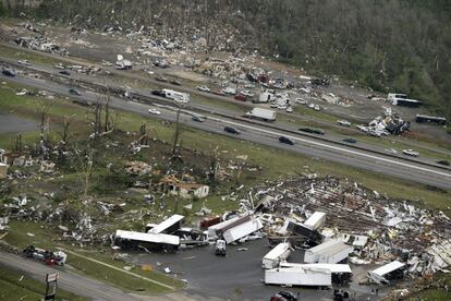 Aspecto de una zona industrial de Mayflower (Arkansas) asolada por el tornado.