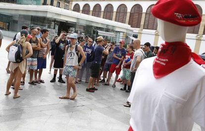 Un grupo de turistas, junto al mercado de La Bretxa, en San Sebastián, en una imagen de archivo.