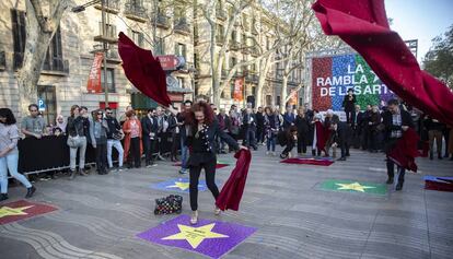 Acte simbòlic de destapar estrelles a la Rambla.
