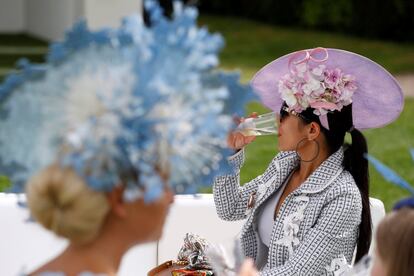 Dos orginales modelos de este año en el hipódromo de Epsom.