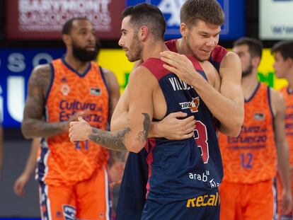 Vildoza celebra con Giedraitis el triple del triunfo del Baskonia ante el Valencia. acbphoto